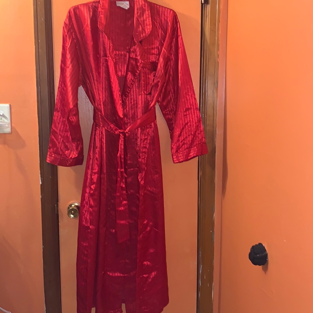 Intimate Essentials Robe w/ pockets Size Medium